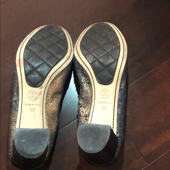 Chanel distresses metallic cap toe pump - Picture 4 of 8